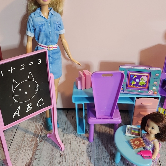 Barbie Teacher Classroom Set - Picture 5 of 7